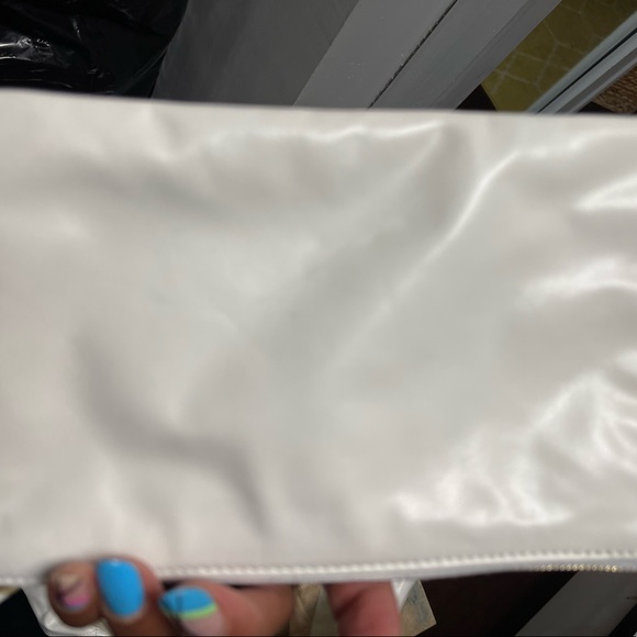 white large Chanel 22 bag with wallet, box, cards, dustbag, &. cleancloth - Picture 7 of 16